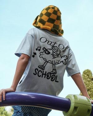 T-Shirt "Out of School" Indossata